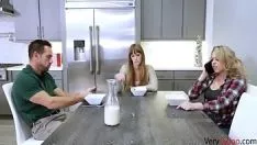 Abspielen Mädchen wird flachgelegt, um ihren Pappa zu ficken!