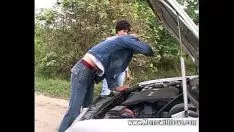 再生 おばあちゃんの結び目は、彼女の車を硬直させた男とセックスします