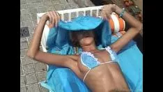 Odtwórz Nikky blondynka - hotelowa kałuża