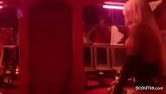 Играть Настоящий номер щебетает в высоком немецком порно-кинотеатре перед большим количеством парней