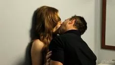 চালান Milf ব্রুকলিন লি একটি পাবলিক টয়লেট মধ্যে fucked পায়