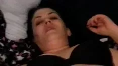 播放 Cnix 女孩用螺旋拇指表演她的小猫槽，她强行出局