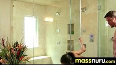 播放 Nuru 揉捏以热水淋浴结束他妈的 4