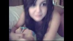 Riproduci Hot pollici adolescenti e giocattoli culo e gattino in webcam su hot8cams.com.com