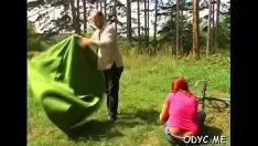 Odtwórz Nastolatek Fronty pracuje z tym starym facetem, który jest dumny z autobusu kempingowego?