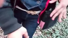 Odtwórz Dorastające dziecko ssie gumowe buty na świeżym powietrzu