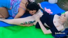 播放 Kira 虎斑猫和她的性感纹身 gf 玩具与性玩具外观