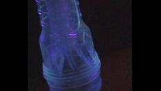 Reproducir Usando mi turbo blast fleshlight en mi polla de 14 cm con una luz ultravioleta - alphabravocharlied