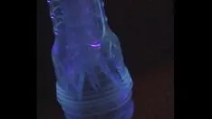 Reproducir Usando mi turbo blast fleshlight en mi polla de 14 cm con una luz ultravioleta - alphabravocharlied