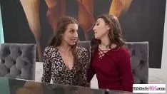 Reproducir Pequeña lesbiana tribbing con su novia