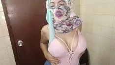 Abspielen Heiße araberin in sexy jeans und niqab masturbiert muslimische squirting-muschi und spritzt auf jeans