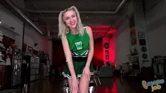 Reproducir ¡la animadora rubia de dieciocho años britt blair se da cuenta de que el entrenador tiene una erección!