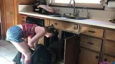 播放 有利的管道钳工被青少年性交 - erin electra