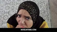 Odtwórz Nastoletnia przyrodnia siostra muslimtabu w hidżabie wie, jaka jest cena