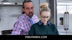 Reproducir Pervfamxx - lily larimar se inclinó sobre la encimera de la cocina mientras johnny le rasga las pantimedias y se la follan por detrás como lección por hablar travieso por teléfono
