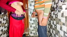 Jouer La belle-soeur desi m'a surpris en train de me masturber dans la salle de bain