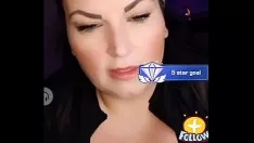 播放 丰满的金发女郎得到肛门性交