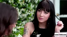 再生 Love2lick - タトゥーを入れた美女がラテン系のブラインドデートを縁取る