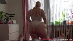 Redare Frumoasă dolofană excitată cu un fund mare suge și dracu