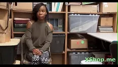 Oynat Arkadaşlar arasındaki terli egzersiz, seksi ve eğlenceli bir esnemeye yol açar