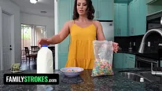 Putar Ibu tiri mandy waters bergabung dengan saudara tiri terangsang clara trinity & nicky pemberontak untuk seks bertiga yang tabu