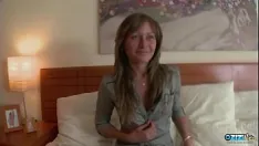 Reproducir Chupar una polla grande antes de meterla en su coño es lo que la hace correrse.