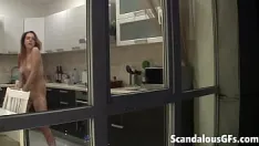 Jouer Regarder la petite amie sexy et nue de mon voisin s'amuser dans la cuisine