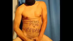 Riproduci La matrigna victoria insegna a lola come apprezzare le sue bellissime curve e i suoi attributi sexy, poi viene raggiunta da donnie che la aiuterà a insegnarle come baciare e succhiare un po' di cazzo!