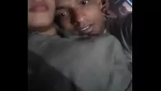 चलाएँ बड़े स्तन वाली श्यामला मिल्फ के साथ कार में मुख-मैथुन