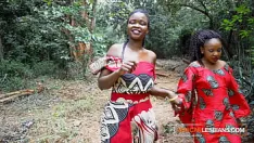 Putar Peri ebony forrest lesbian luar ruangan bermesraan selama festival musik