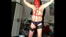 Riproduci Mi sono parzialmente spogliato fino allo speedo e ho legato il mio amico bartje