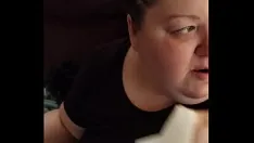 Afspelen Bbw buurman sms't ze is alleen thuis en de achterdeur staat open, ik vond haar op de bank en ze houdt er zo van om lul te zuigen