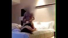 Reproduzir Uma esposa loira com peitos grandes seduz o marido com sua lingerie sexy