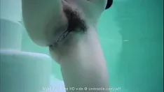 Играть Camsoda - тинка с волосатой киской дико мастурбирует в бассейне