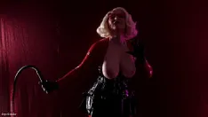Oynat Seksi milf arya grander ile sıcak doğal göğüsler giyen lateks cadılar bayramı kostümü alay