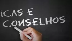 Riproduci La cameriera dissoluta allarga la sua scatola bagnata e il suo culo
