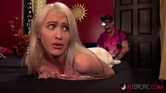 Riproduci La bionda tatuata Katie Monroe doppia penetrazione in POV