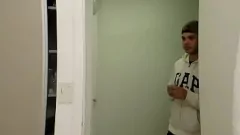 Afspelen Perla Lopez neukt de lul van een vriend terwijl moeder weg is