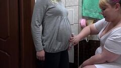 Reproducir Lesbianas fetichistas: enema lechoso y orgasmo de coño peludo con enfermera MILF embarazada