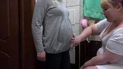 播放 恋物癖女同志：与怀孕摩洛伊斯兰解放阵线护士的乳白色灌肠和毛茸茸的阴部高潮