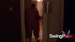 Afspelen Getrouwde swingers doen mee aan een wilde groepsseksorgie
