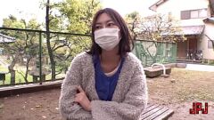 播放 疯狂的日本家庭主妇Manami Honyo在公园里闪烁着毛茸茸的猫