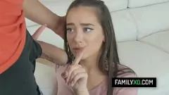 Abspielen Stiefvater Juan Largo kann den reifen Kurven von Young Gia Paige nicht widerstehen
