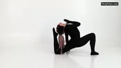 Reproducir La contorsionista revestida de látex Lola Kauchuk muestra su coño flexible en la actuación de gimnasia caliente