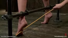 播放 Redhead女同性恋在粗糙的BDSM束缚会议中