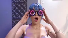 Jouer Une asiatique aux cheveux bleus provoque un trio de bureau hilarant avec de gros seins
