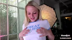 播放 肮脏的会说话的少年油和混蛋与中等胸部的POV Dick脱离