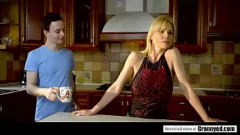 Jouer Nounou blonde mature Nadya Basinger avec d'énormes faux seins obtient une baise dure
