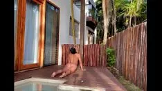 Jouer Hot ig simule le yoga d'une statue nue sur un balrabbit d'hôtel