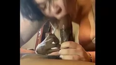 Oynat Busty MILF KrazyShinobi'ye Islak ve Özensiz Bir Oral Seks Verir